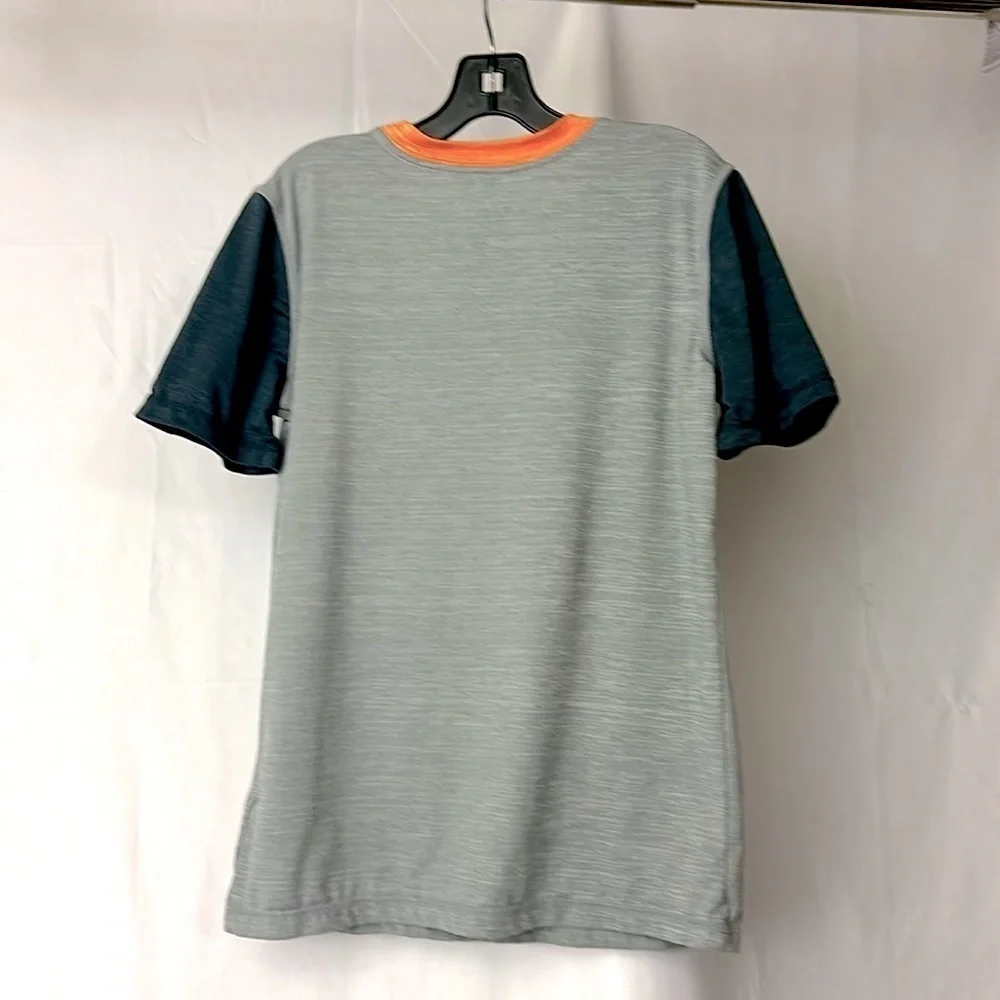 Tommy Bahama ACTIVE Boys Size 7/8 light/dark grey T shirt.